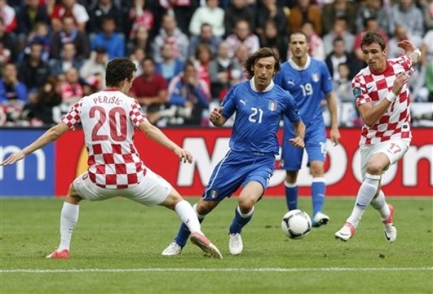 Pirlo vẫn là trung tâm trong lối chơi của Italia.